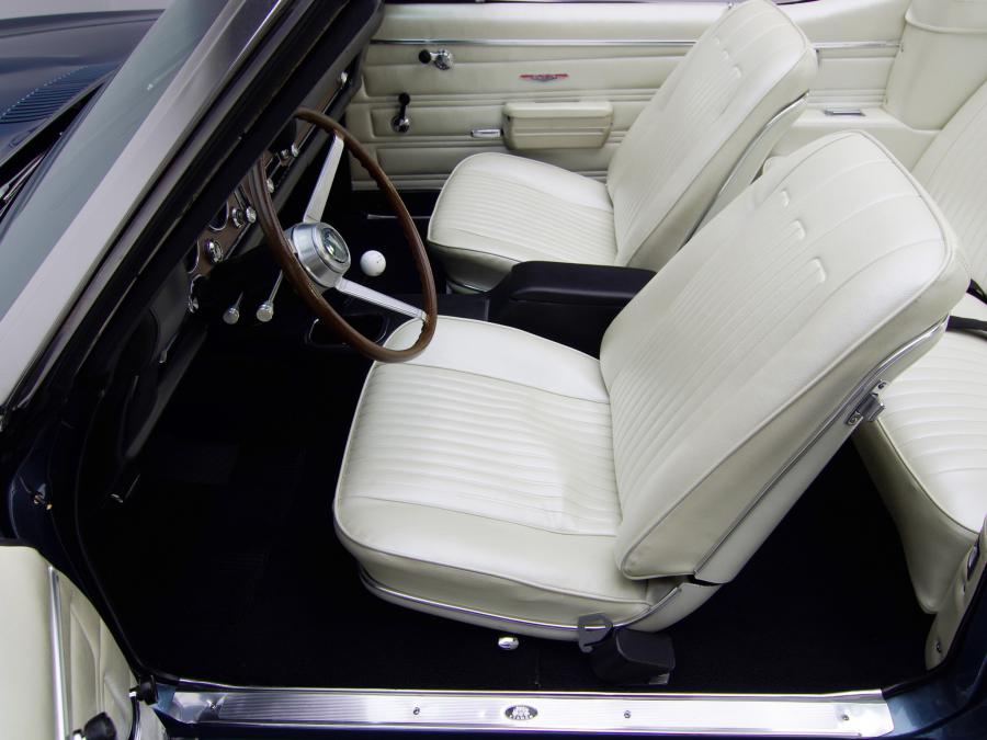Интерьер Pontiac GTO Convertible 1968 года  (фото 2 из 30)
